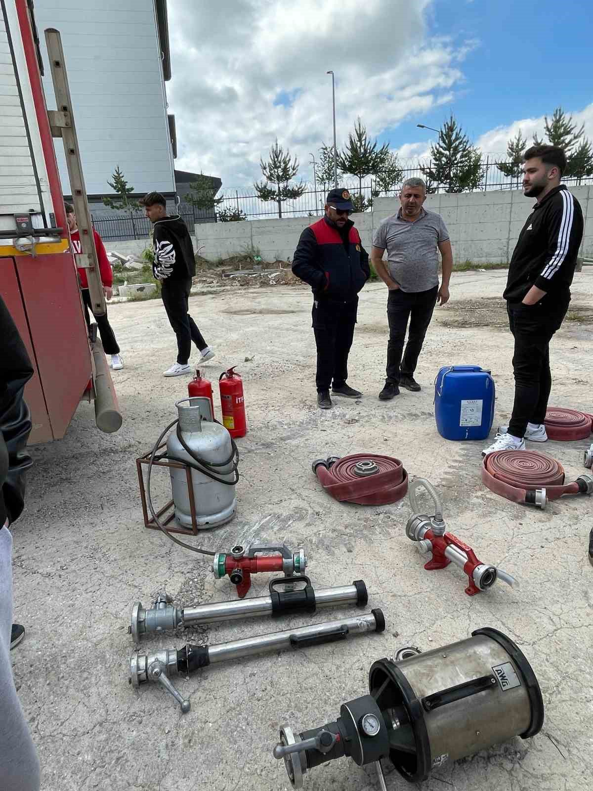 İtfaiye ekiplerinden üniversite öğrencilerine uygulamalı eğitim