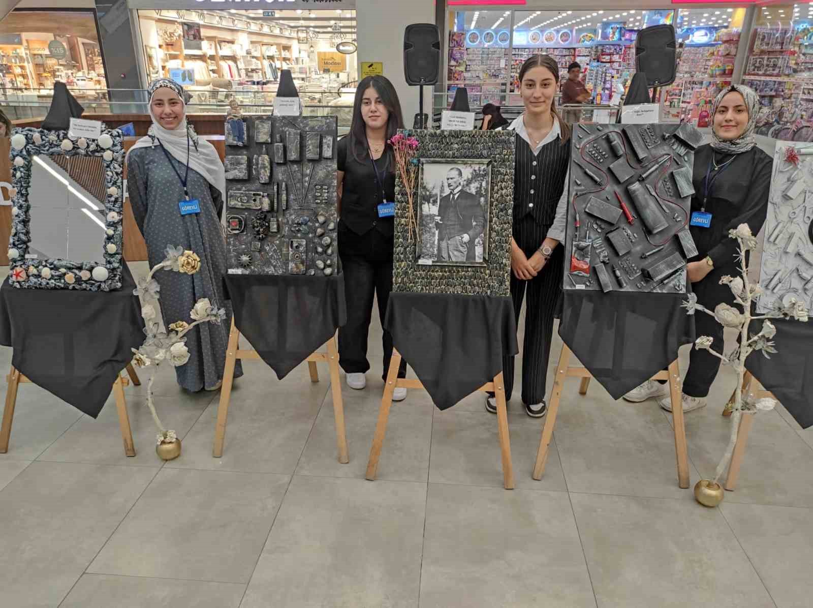 Lise öğrencilerinin atık malzemelerden yaptıkları sanatsal tablolar sergide yoğun ilgi gördü