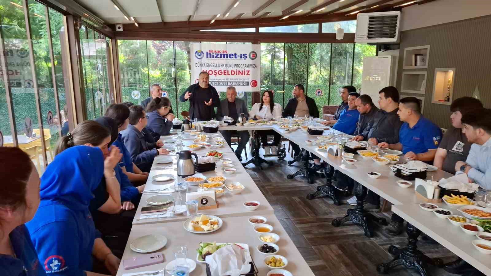 Kusursuz kefenin çalışanlarıyla bir araya geldiler
