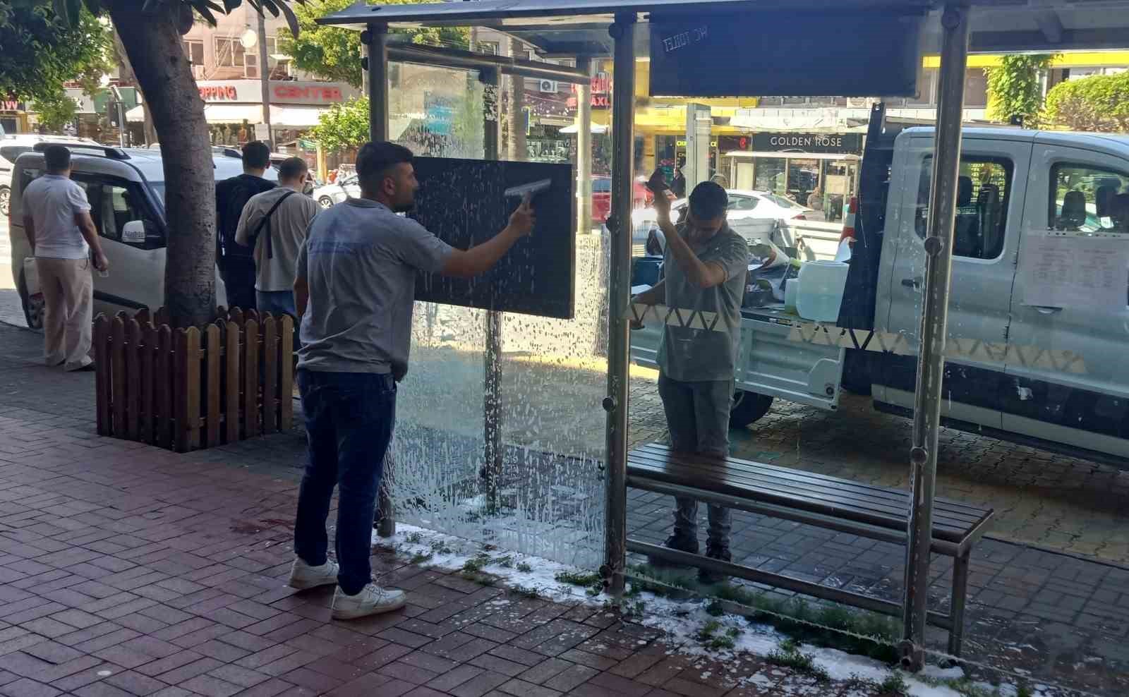 Alanya’da otobüs duraklarına bakım
