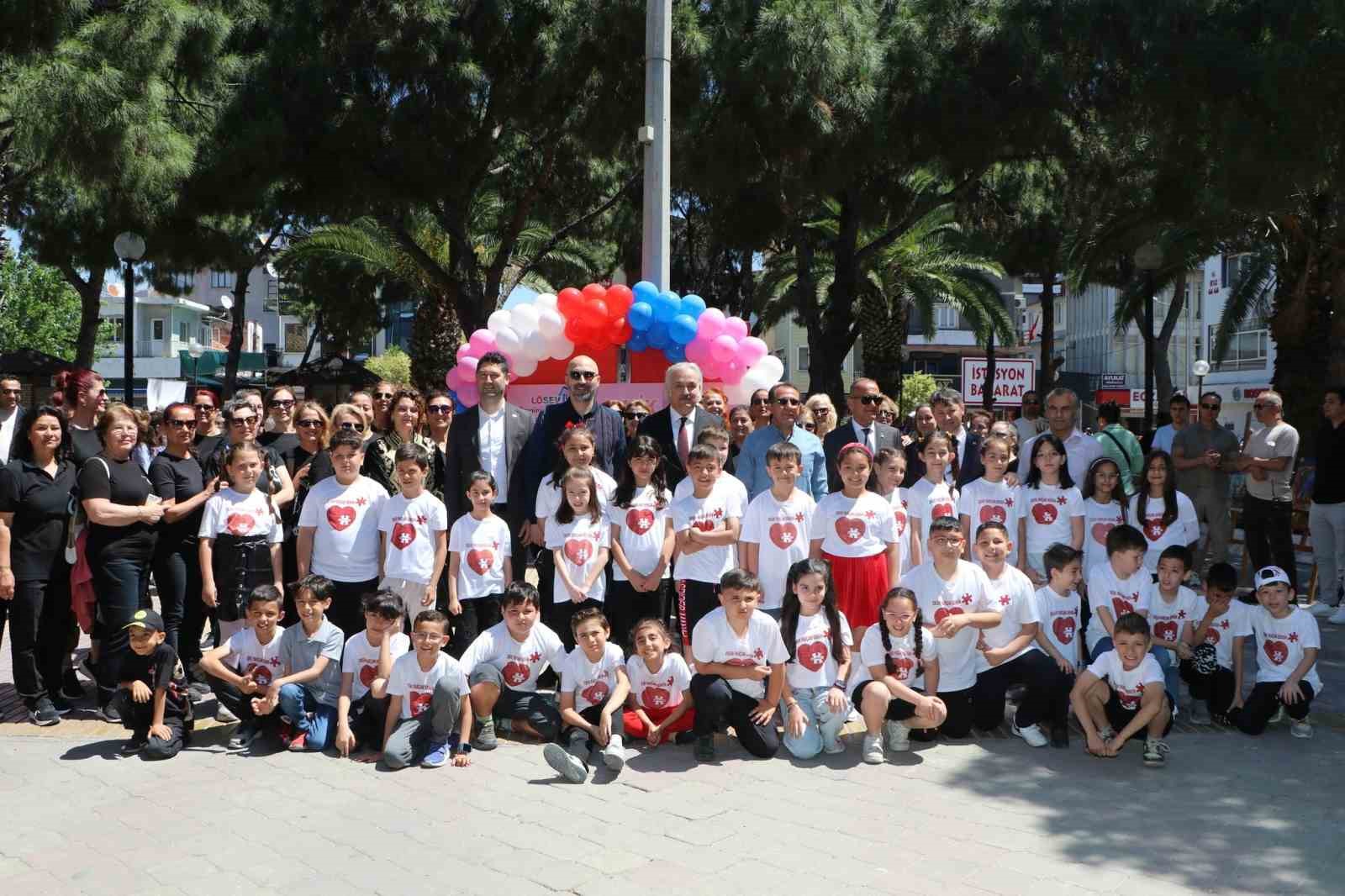 Söke’de minik yüreklerden "Eksik Parçam Sensin" sergisi
