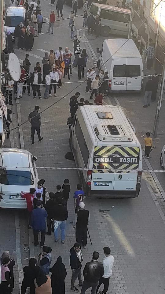 Esenyurt’ta sokakta oynarken servis aracının çarptığı çocuk ağır yaralandı

