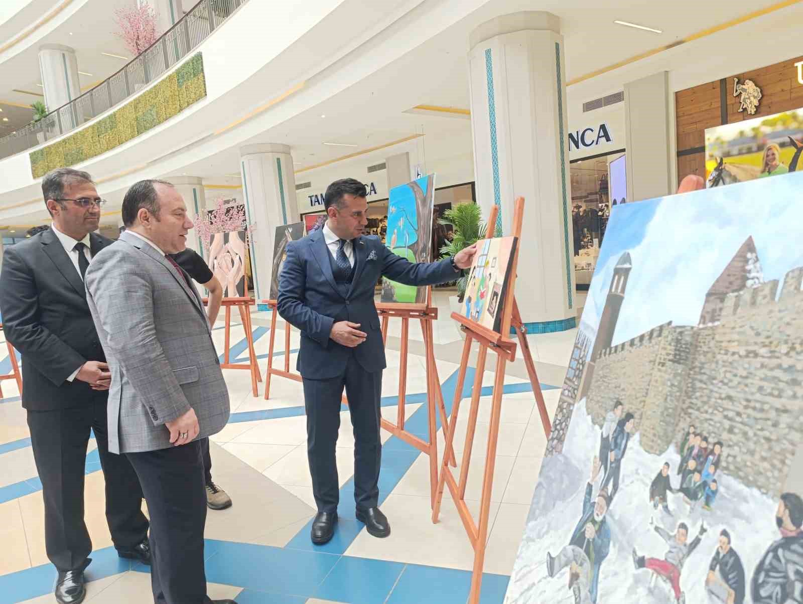 Aile yılı temalı resim sergisi sanatseverlerle buluştu