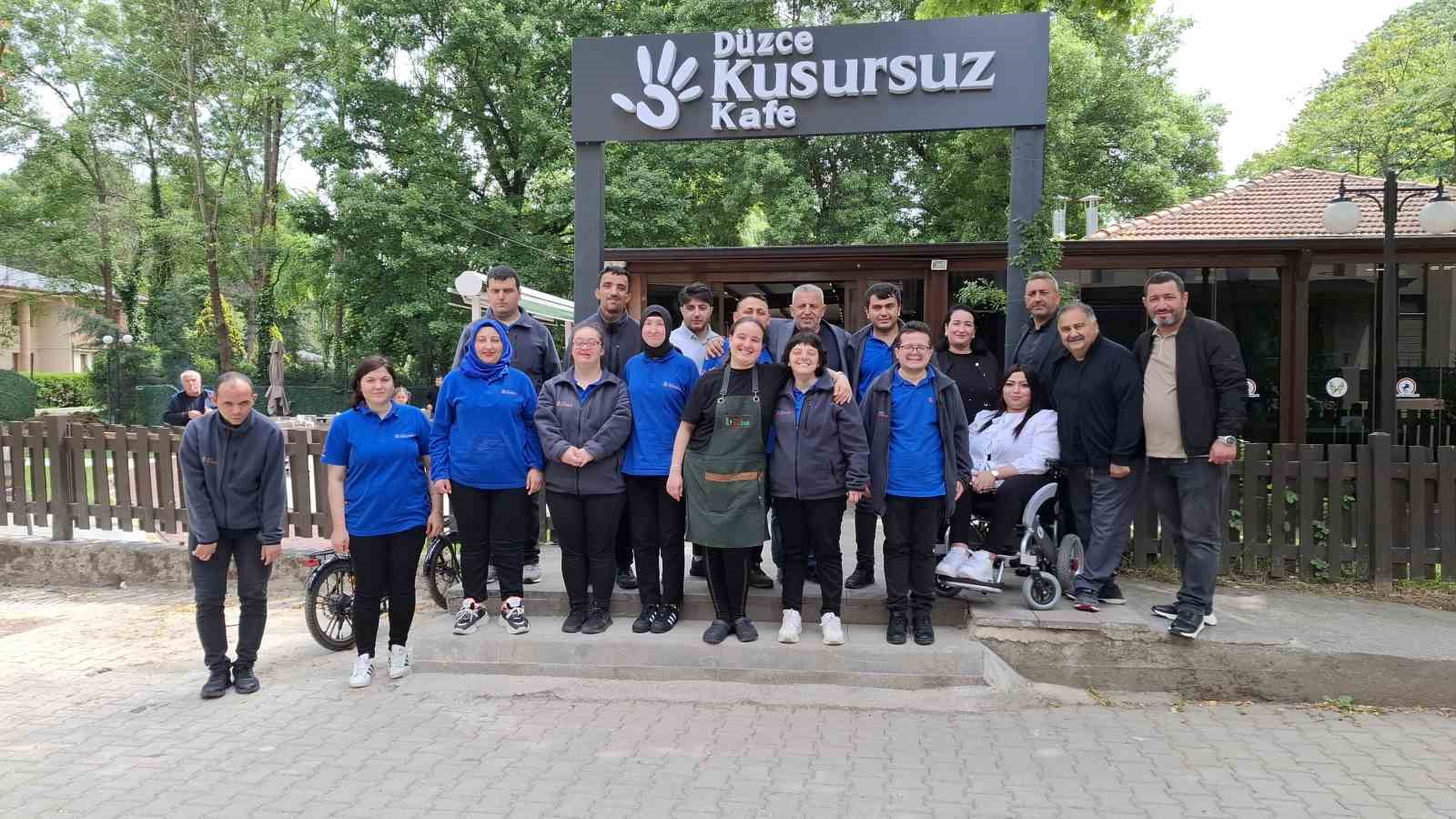 Kusursuz kafenin çalışanlarıyla bir araya geldiler