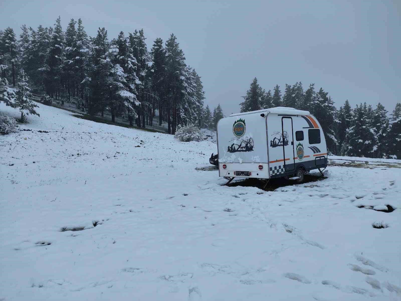Erzurum’da mayıs ayında yağan kar dağları beyaza bürüdü