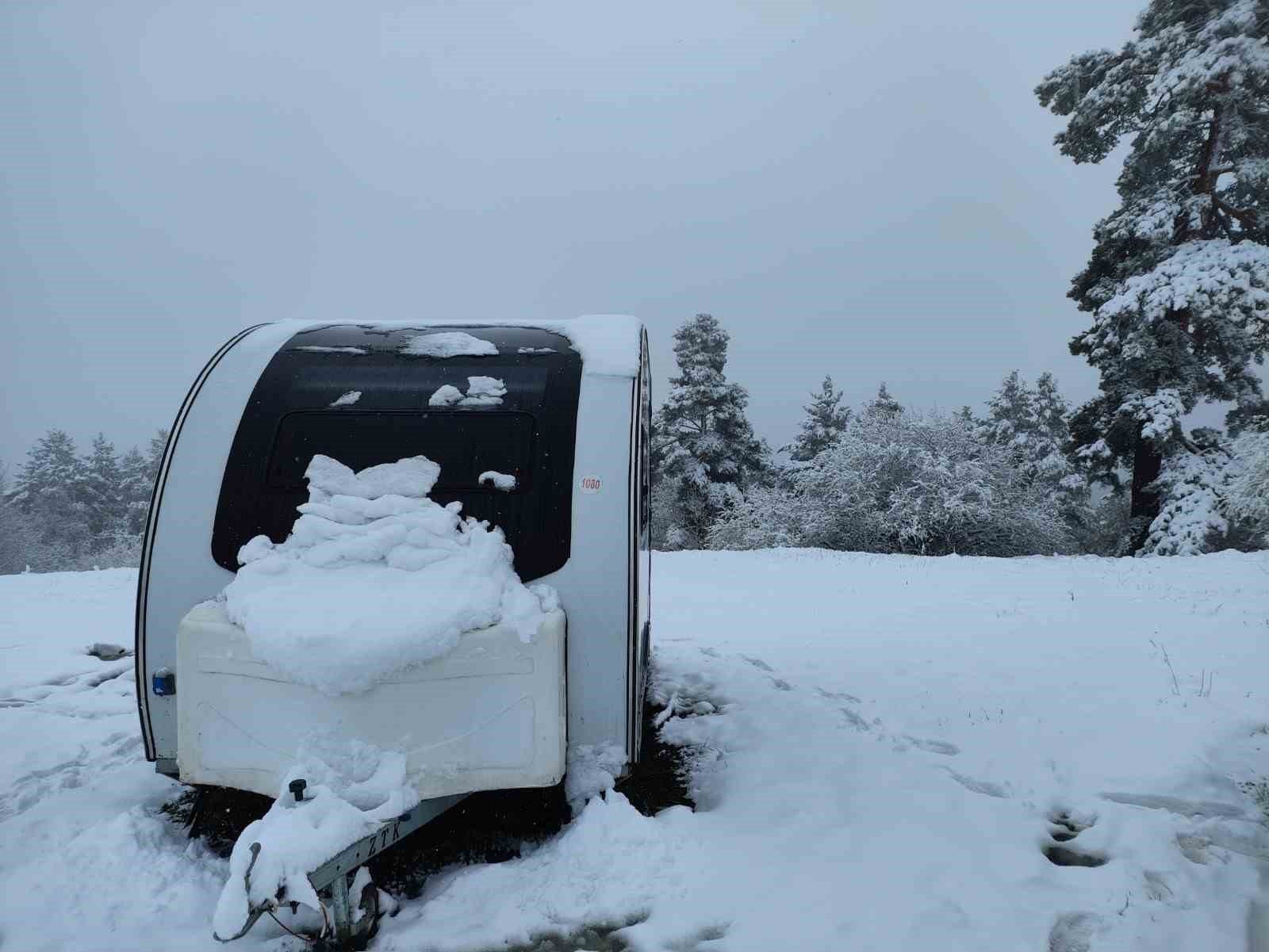 Erzurum&rsquo;da mayıs ayında yağan kar dağları beyaza b&uuml;r&uuml;d&uuml;
