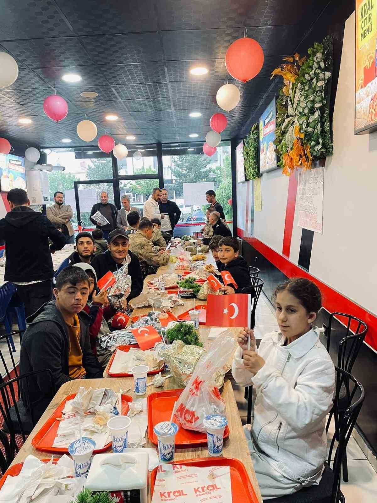 Esnaftan engellilere yemek ikramı