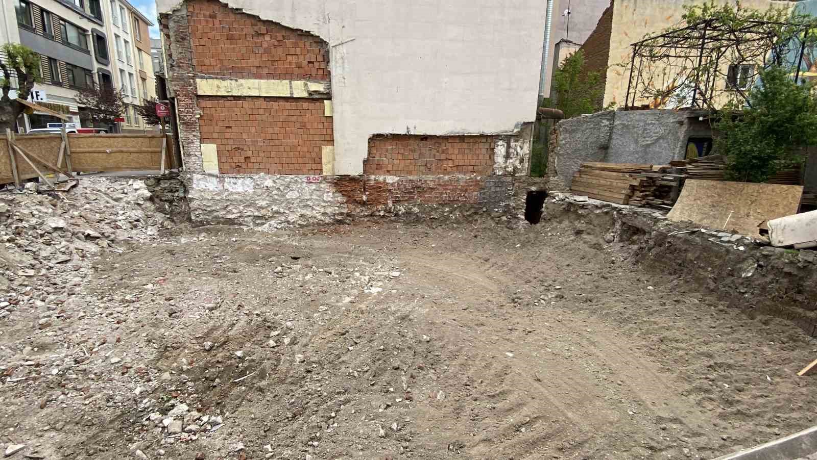 Kepçenin çarptığı iş yerinin duvarı hasar gördü