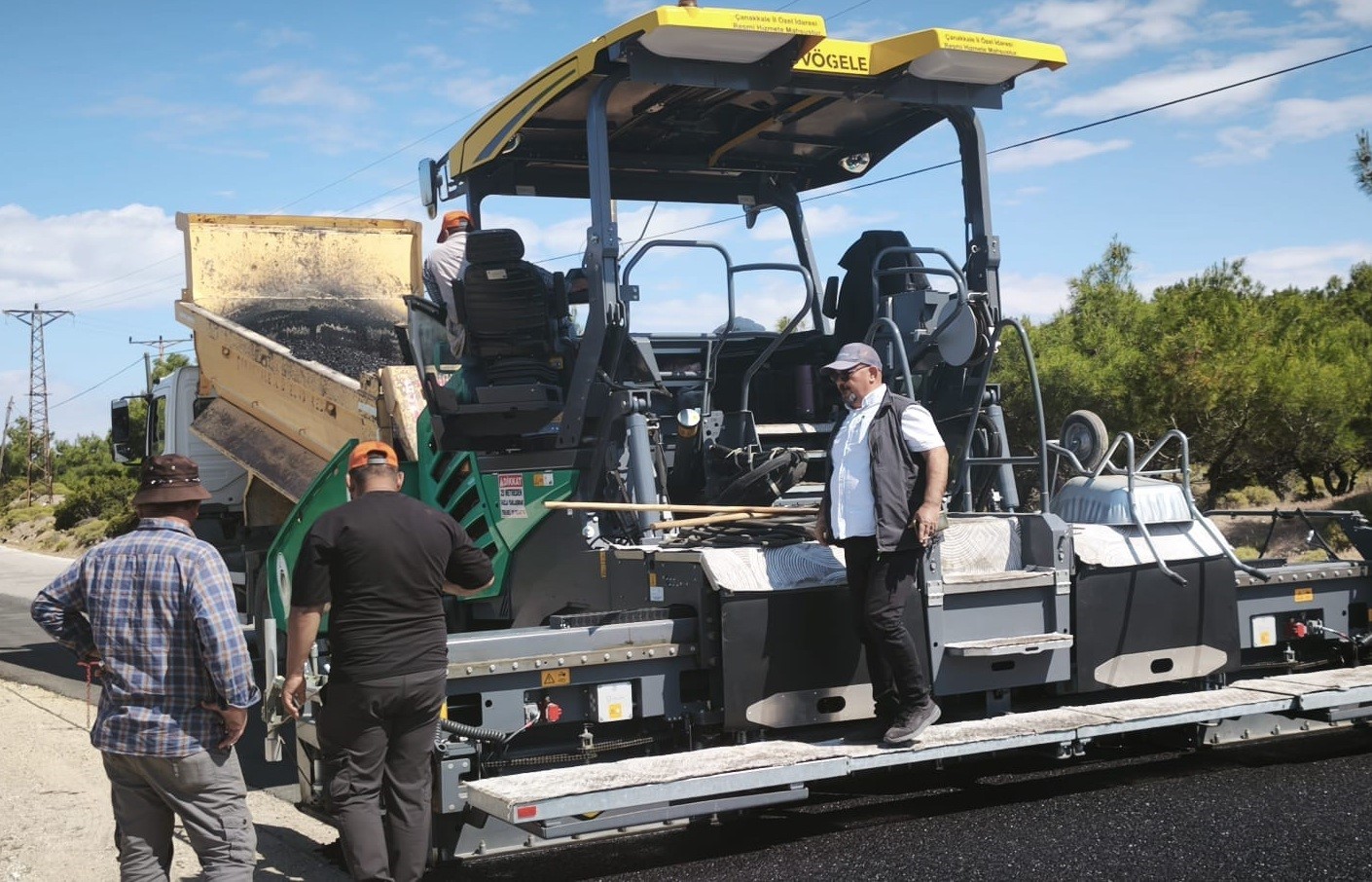 Ayvacık&rsquo;ta sıcak asfalt &ccedil;alışmaları başladı
