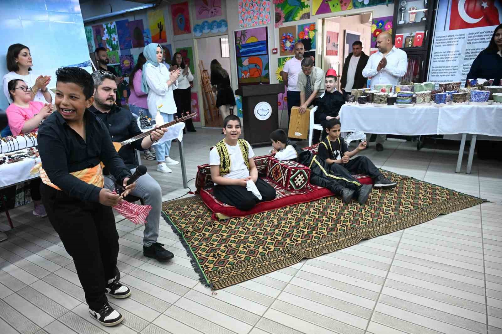 Salihli&rsquo;de &ouml;zel &ouml;ğrencilerden &ouml;zel sergi
