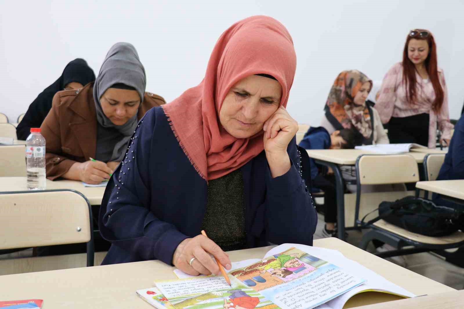 Okuma yazma kursları ile geleceğe g&uuml;venle bakıyorlar
