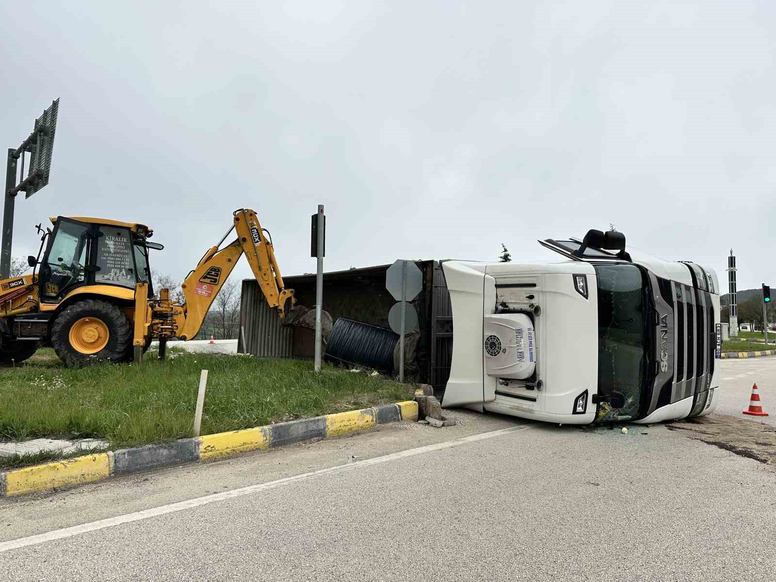 Kastamonu’da demir yüklü tır devrildi: 1 yaralı