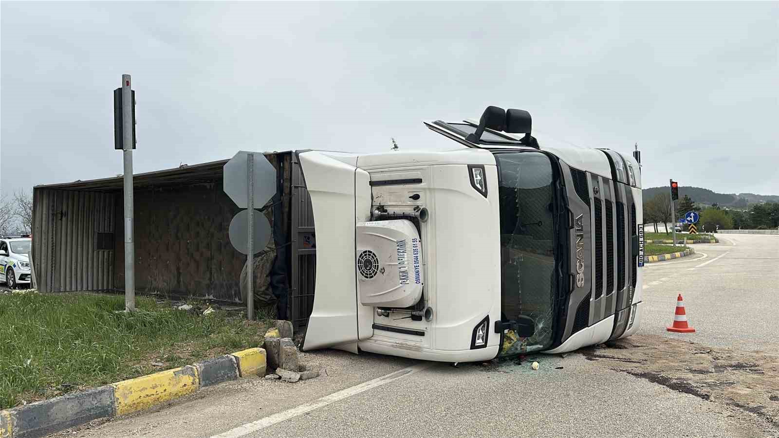 Kastamonu’da demir yüklü tır devrildi: 1 yaralı