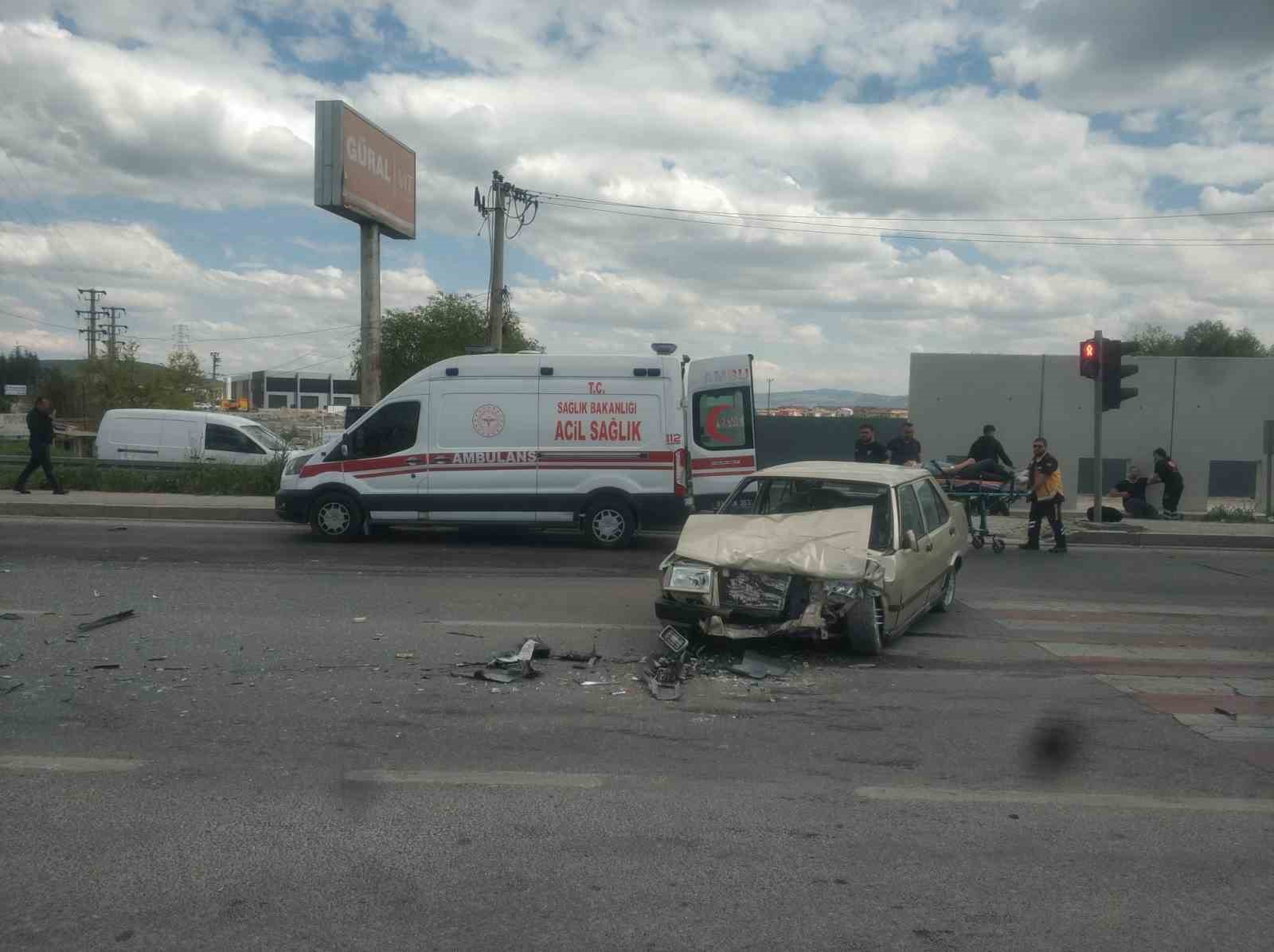 Otomobillerin çarpıştığı kazada 4 kişi yaralandı