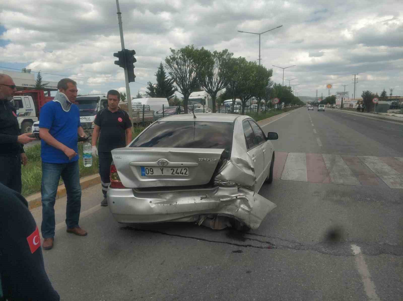 Otomobillerin &ccedil;arpıştığı kazada 4 kişi yaralandı
