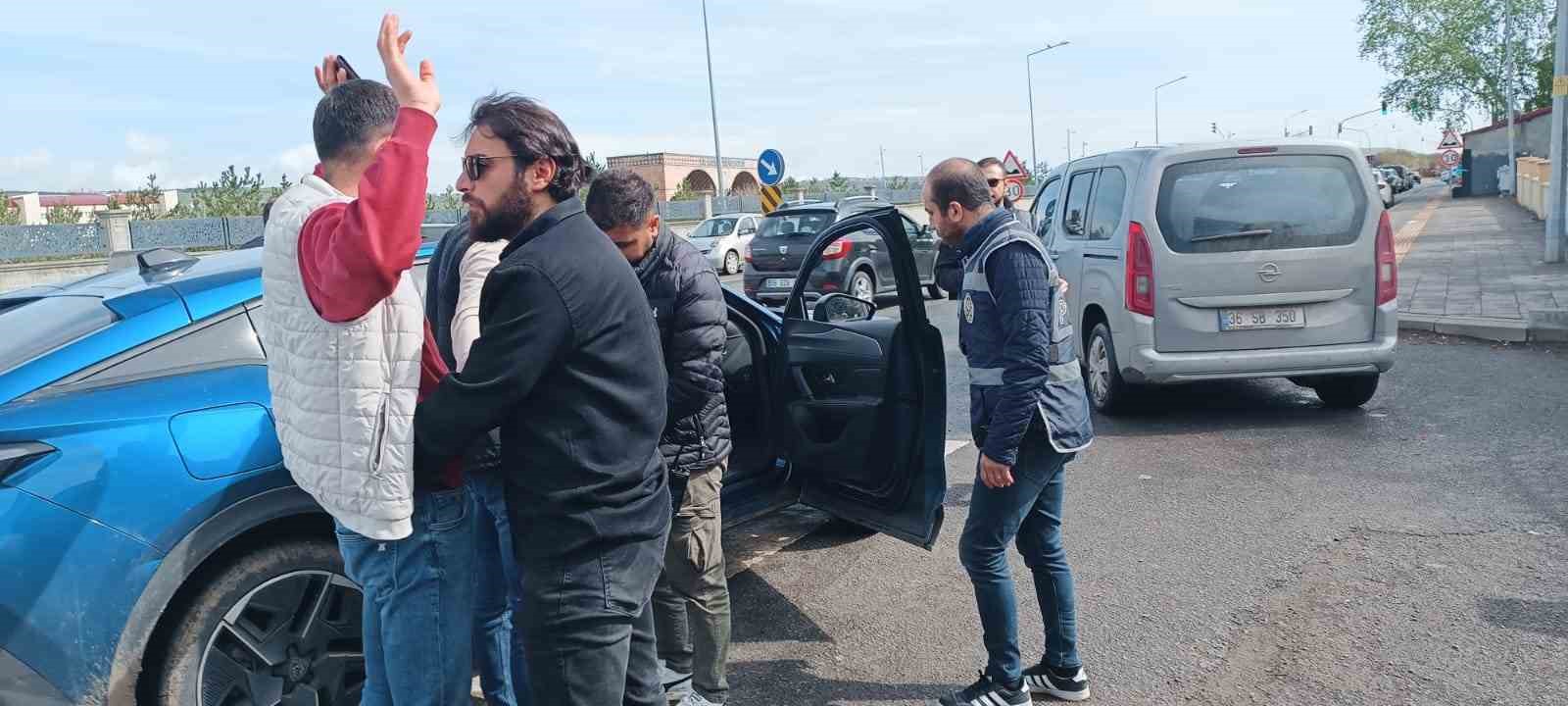 Kars&rsquo;ta okul &ccedil;evreleri polislere emanet
