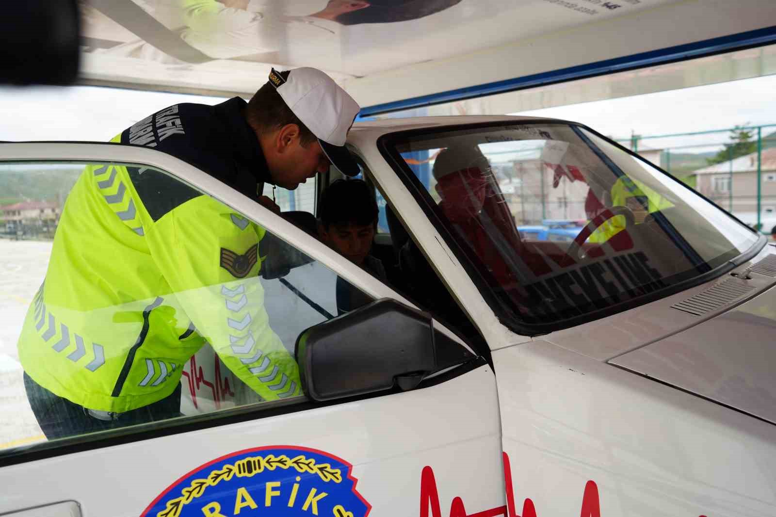 Bayburt’ta emniyet kemerinin önemi takla atan simülasyon aracıyla anlatıldı