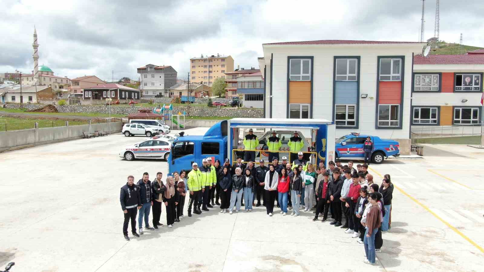 Bayburt&rsquo;ta emniyet kemerinin &ouml;nemi takla atan sim&uuml;lasyon aracıyla anlatıldı
