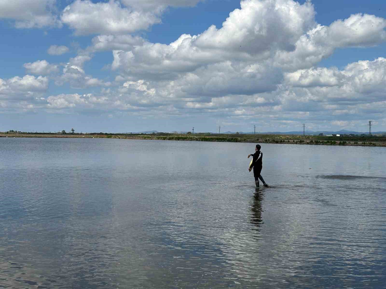 Çiftçiler Günü’nü, çeltik tohumlarını toprakla buluşturarak kutladılar