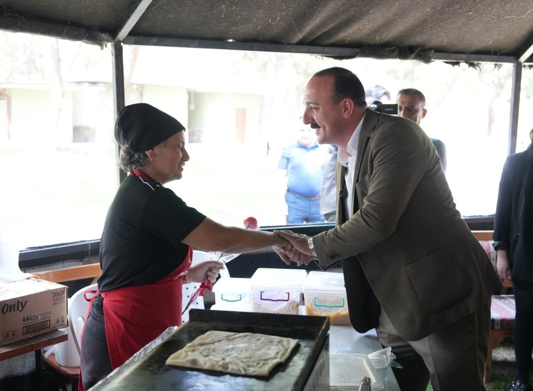 Konyaaltı Belediyesi &Ccedil;ift&ccedil;iler G&uuml;n&uuml;&rsquo;nde &rsquo;&Uuml;retici Pazarı&rsquo; kurdu
