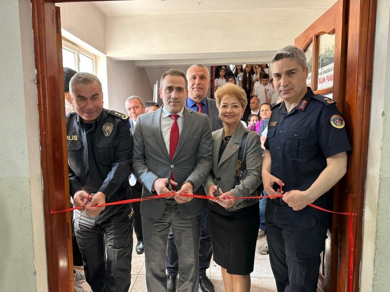 Burhaniye’de Kaymakam Memiş, Bilim Fuarı açılışına katıldı