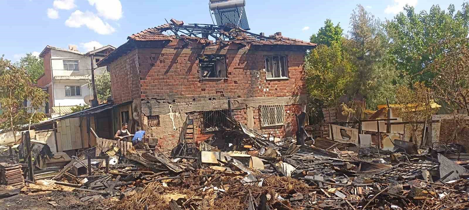 Tutuşan perde onca yıllık emeklerini küle çevirdi