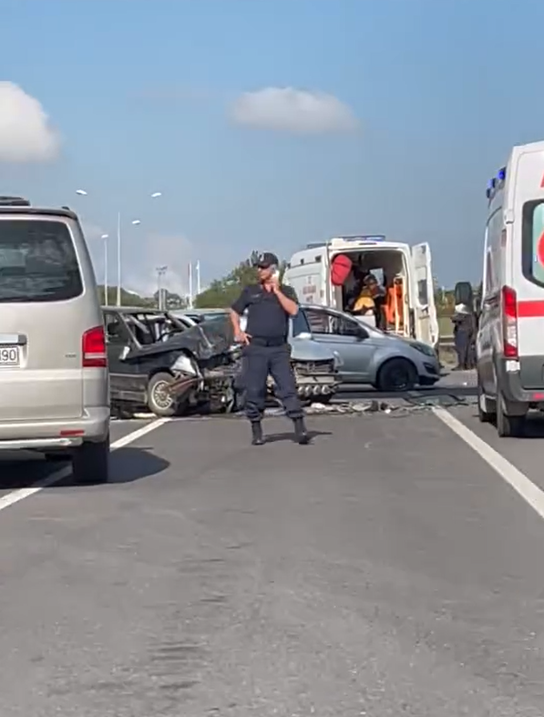 Yalova&rsquo;da 4 ara&ccedil;lı zincirleme kaza: 5 yaralı
