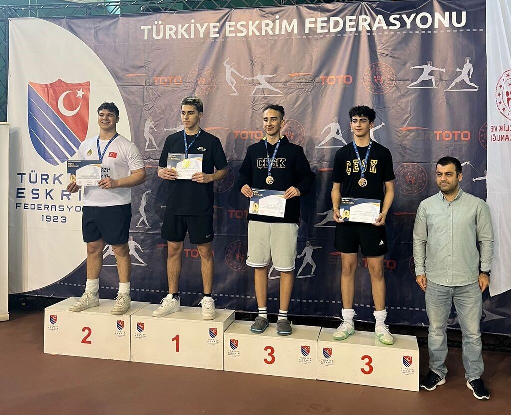 Alanyasporlu eskrim sporcuları şehre madalya ile d&ouml;nd&uuml;
