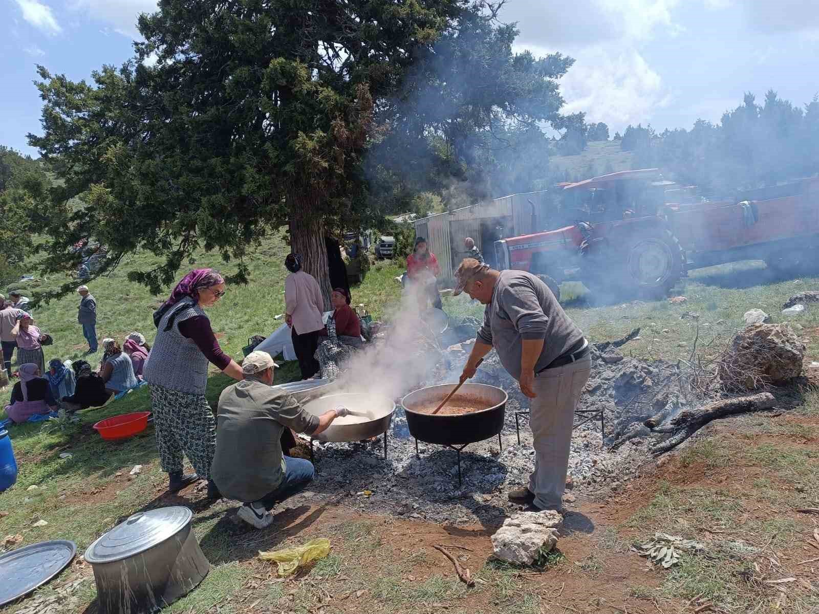 Kurban kesip yağmur için dua ettiler