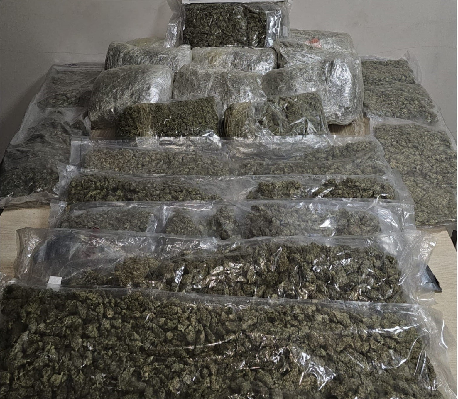 Polis kokuyu aldı, araçtan 19 kilo esrar çıktı