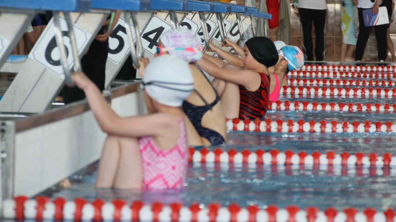 Elazığ&rsquo;da minikler y&uuml;zme m&uuml;sabakaları tamamlandı
