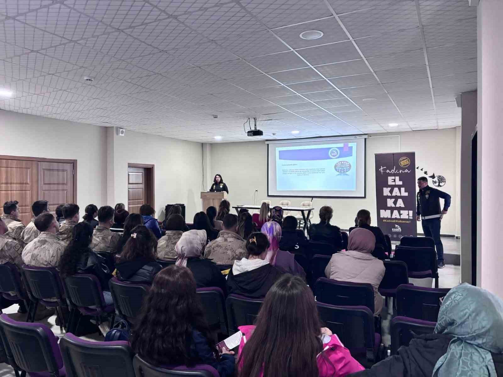 Pülümür’de ‘Aile İçi ve Kadına Karşı Şiddetle Mücadele’ semineri