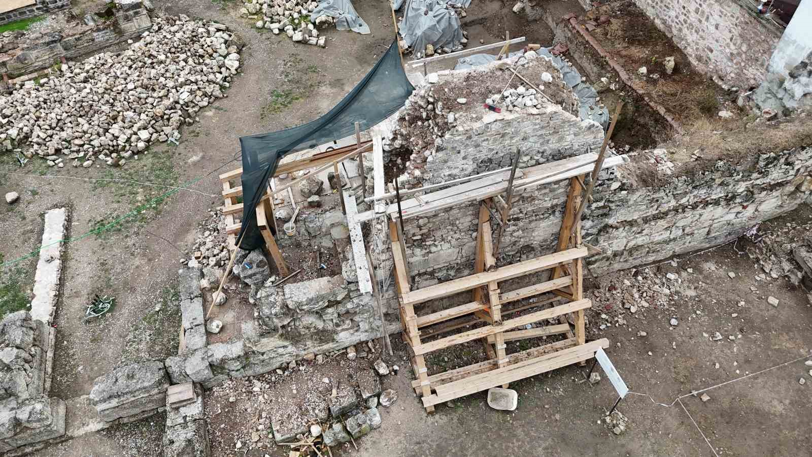 Tarihi dokuya müdahale edildi, önce beton döküldü, sonra gizlice söküldü