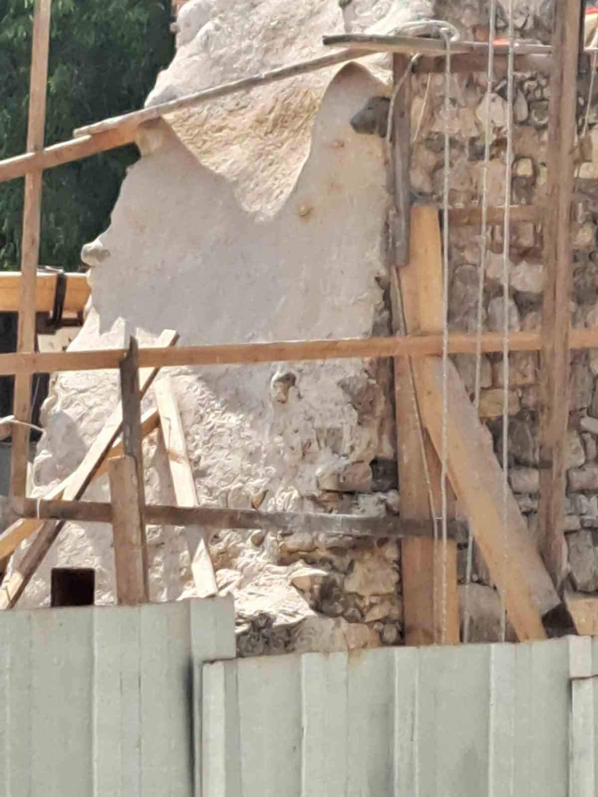 Tarihi dokuya m&uuml;dahale edildi, &ouml;nce beton d&ouml;k&uuml;ld&uuml;, sonra gizlice s&ouml;k&uuml;ld&uuml;
