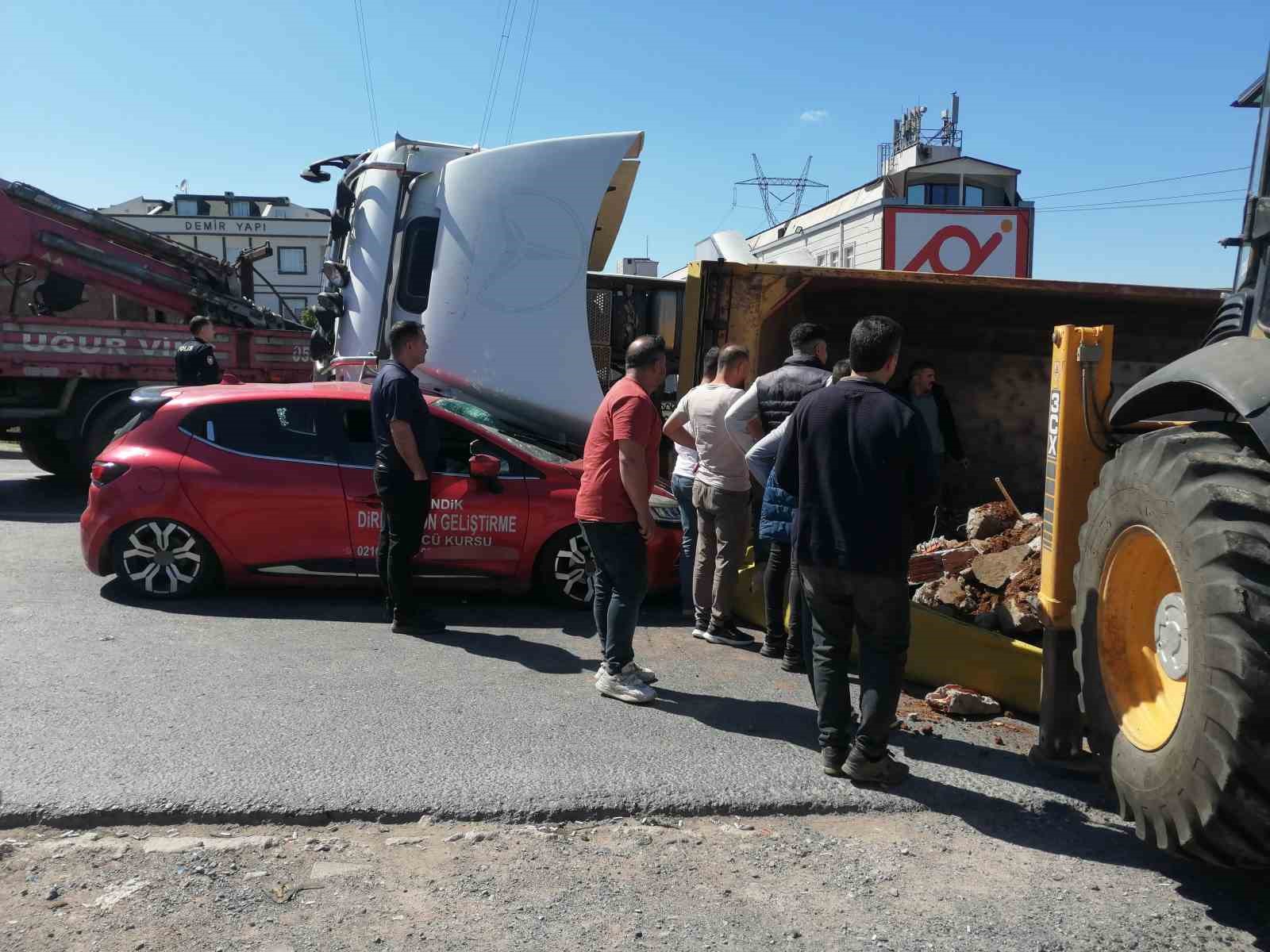Sultanbeyli&rsquo;de virajı d&ouml;nemeyen hafriyat kamyonu otomobilin &uuml;zerine devrildi
