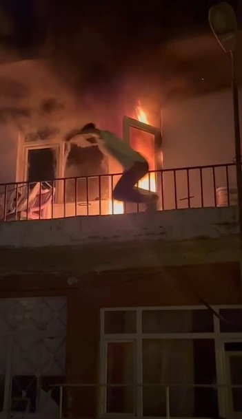 Daire alevlere teslim oldu: Balkondan atlayarak kurtuldu