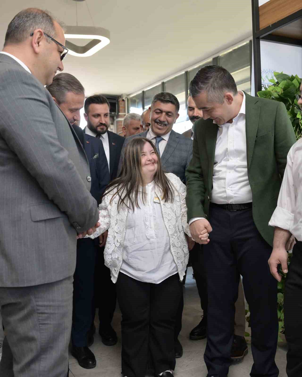 Esenyurt’ta Belediyesi, engelli bireylerin topluma kazandırılması amacıyla Menekşe Engelsiz Kafe’yi hayata geçirdi
