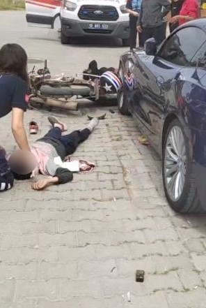 Edremit&rsquo;te motosiklet ve otomobil &ccedil;arpıştı: 3 &ccedil;ocuk yaralandı
