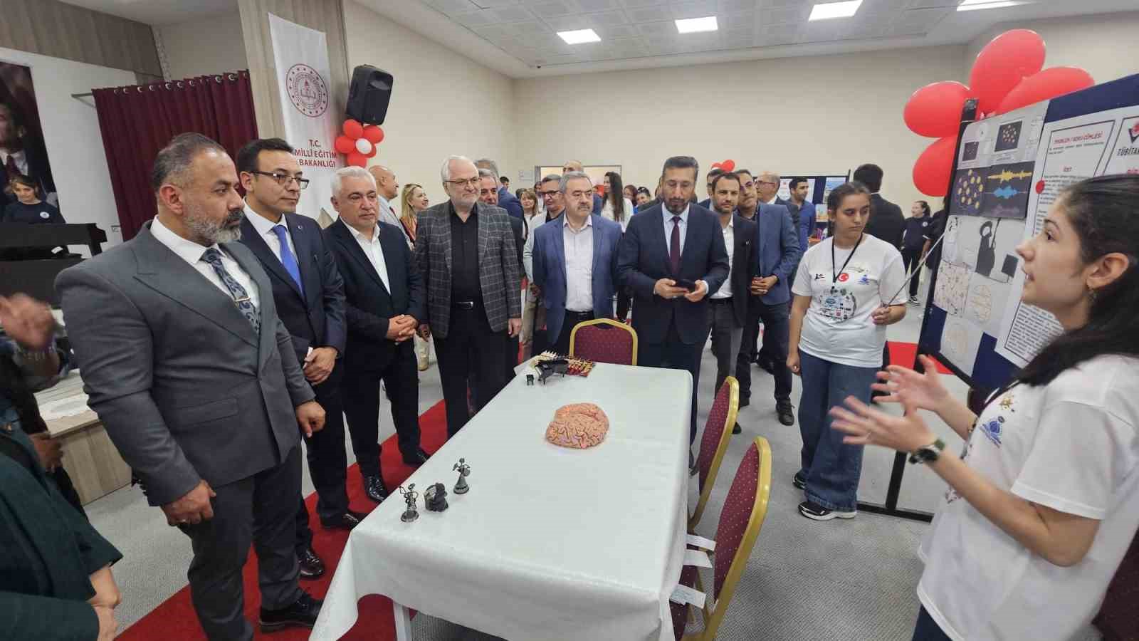 Lise &ouml;ğrencilerinden bilim fuarı sergisi
