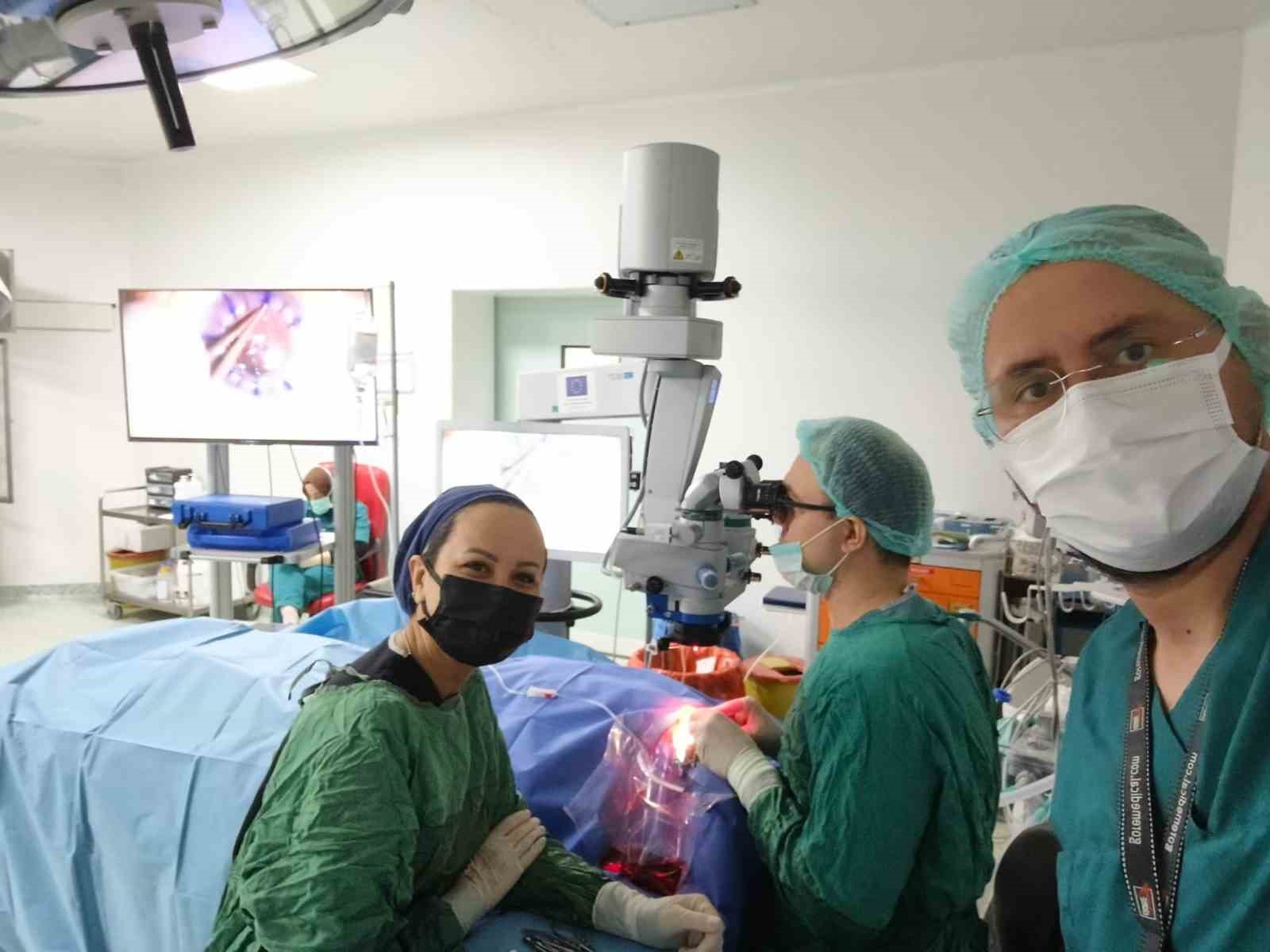 83 yaşındaki hastaya başarıyla kornea nakli yapıldı
