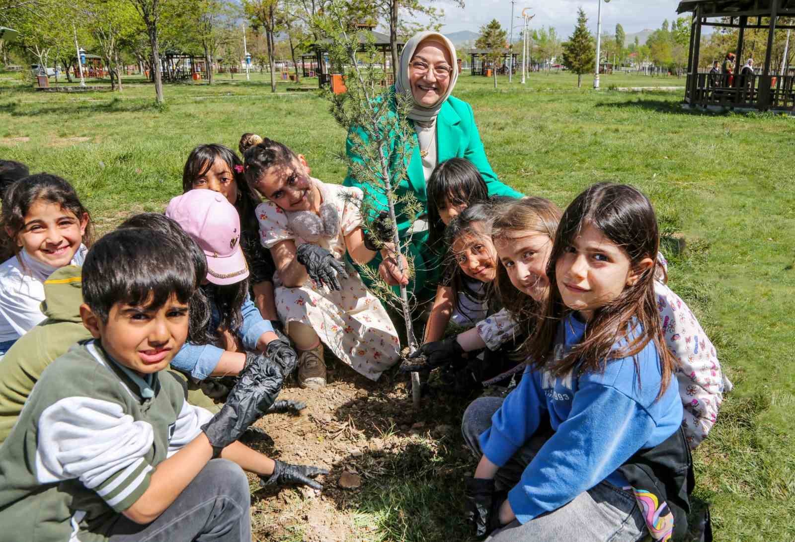 İlkokul &ouml;ğrencileri iklim değişikliğine dikkat &ccedil;ekmek i&ccedil;in fidan dikti
