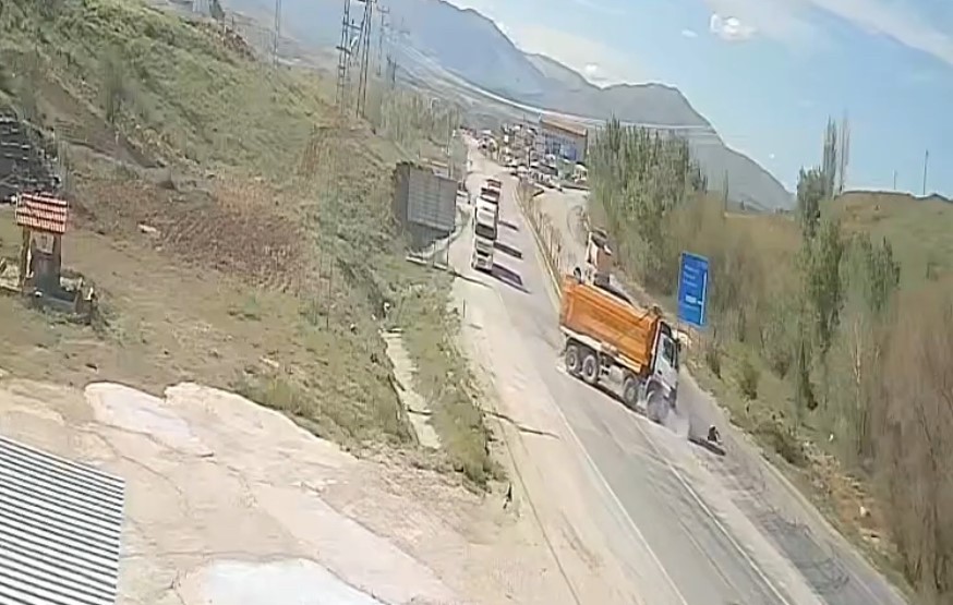 Malatya&rsquo;da motosikletle kamyon &ccedil;arpıştı: 1 yaralı
