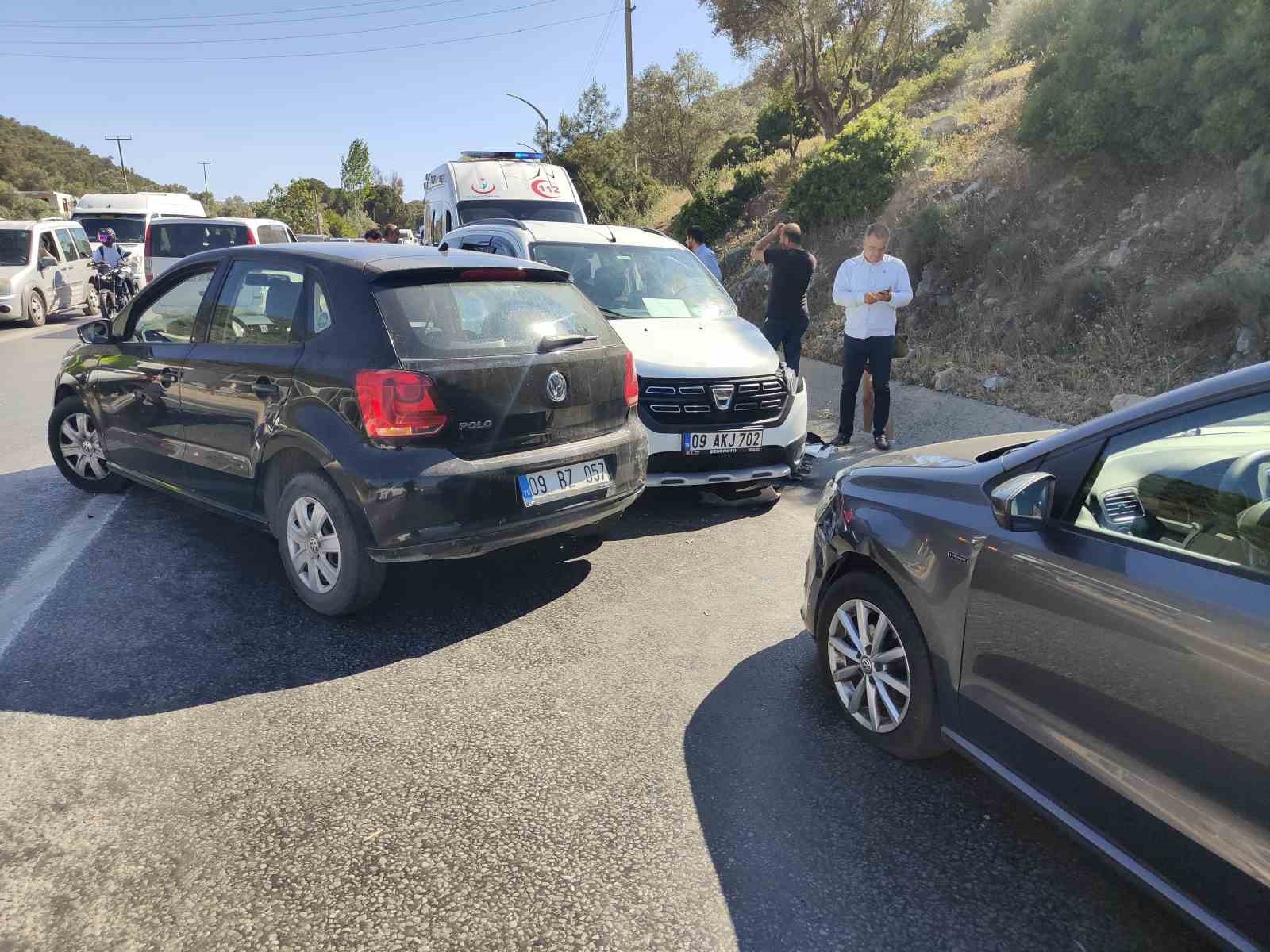 Direksiyon başında fenalaşan s&uuml;r&uuml;c&uuml; 3 araca &ccedil;arptı: 1 yaralı
