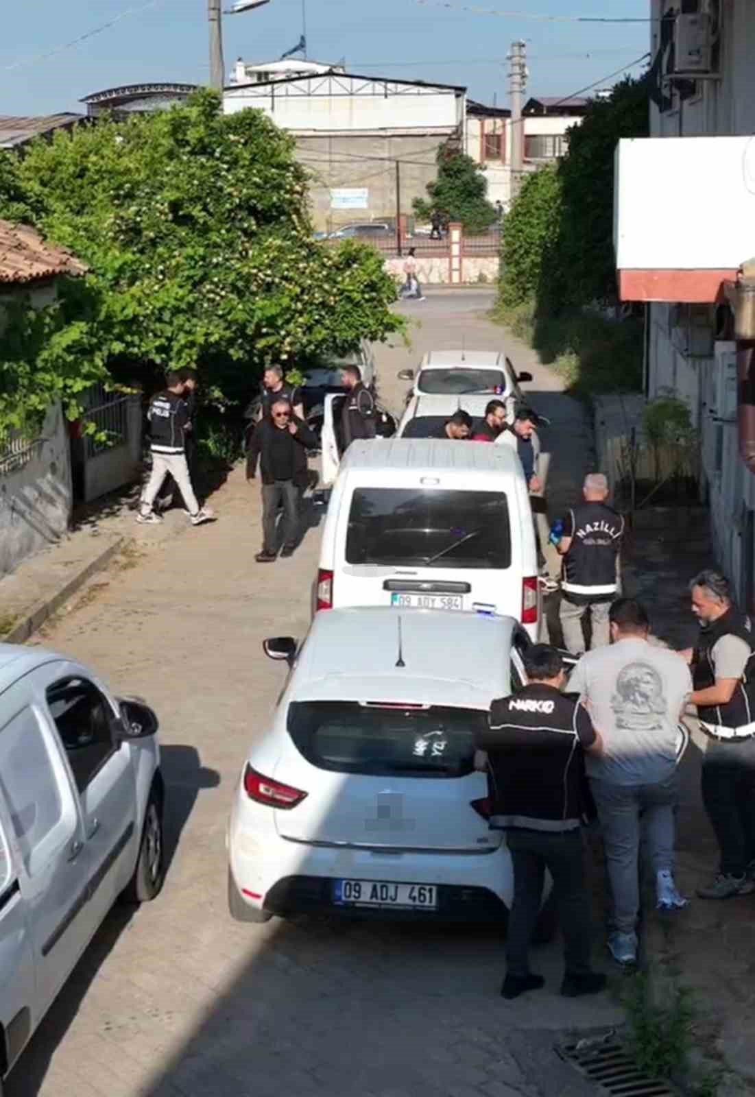 Uyuşturucu ticareti yapan baba ve 3 oğlu tutuklandı
