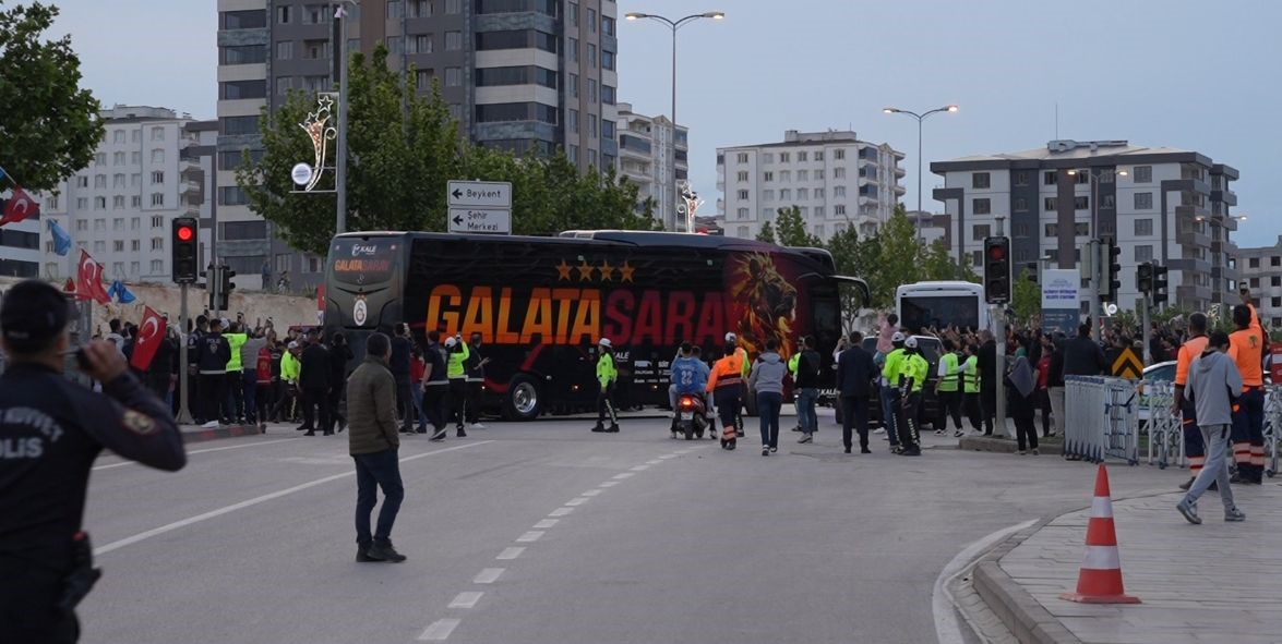 Galatasaray ve Trabzonspor kafileleri Gaziantep Stadyumu’nda