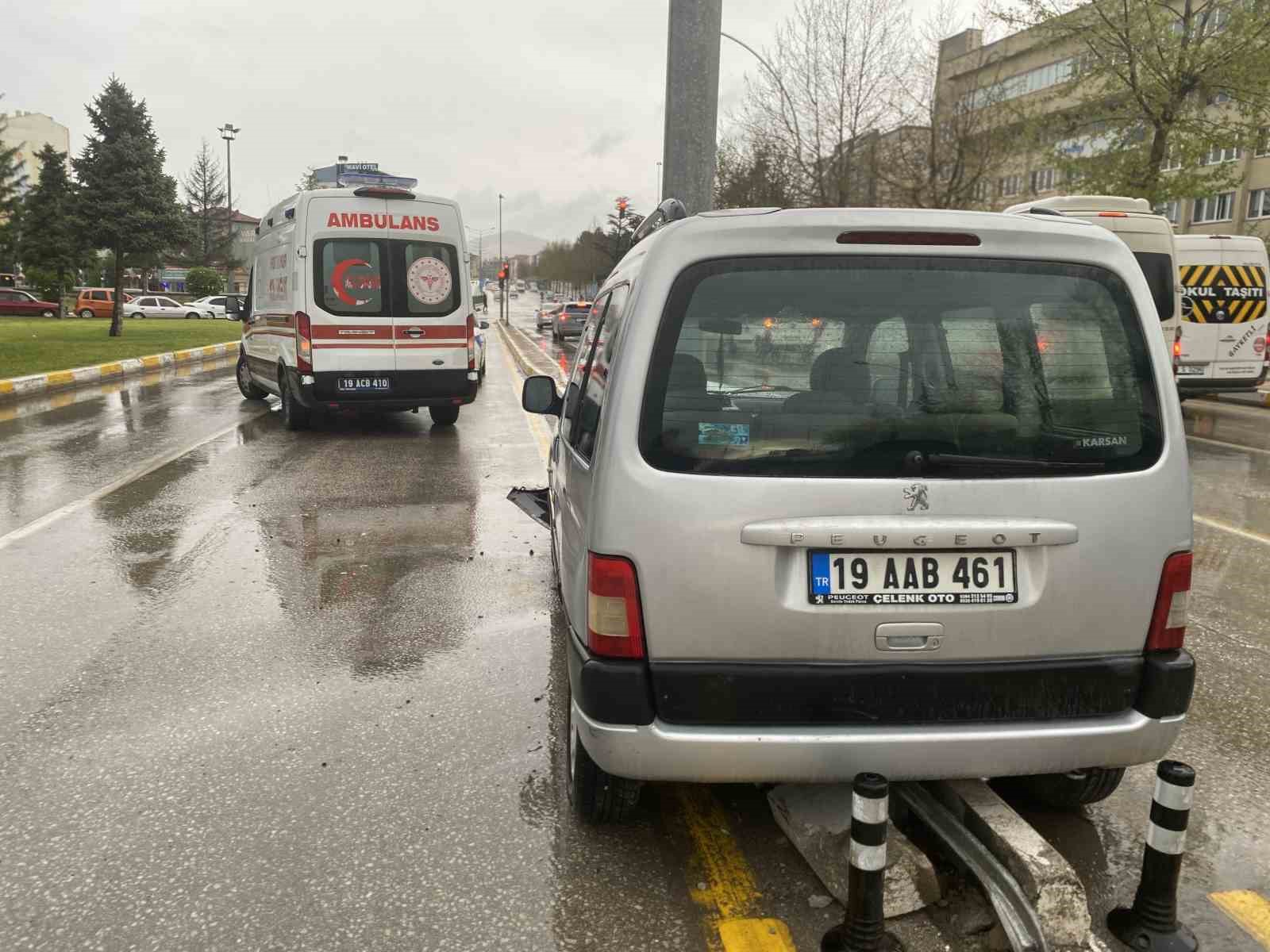 Hafif ticari ara&ccedil; direğe &ccedil;arptı: 2 yaralı
