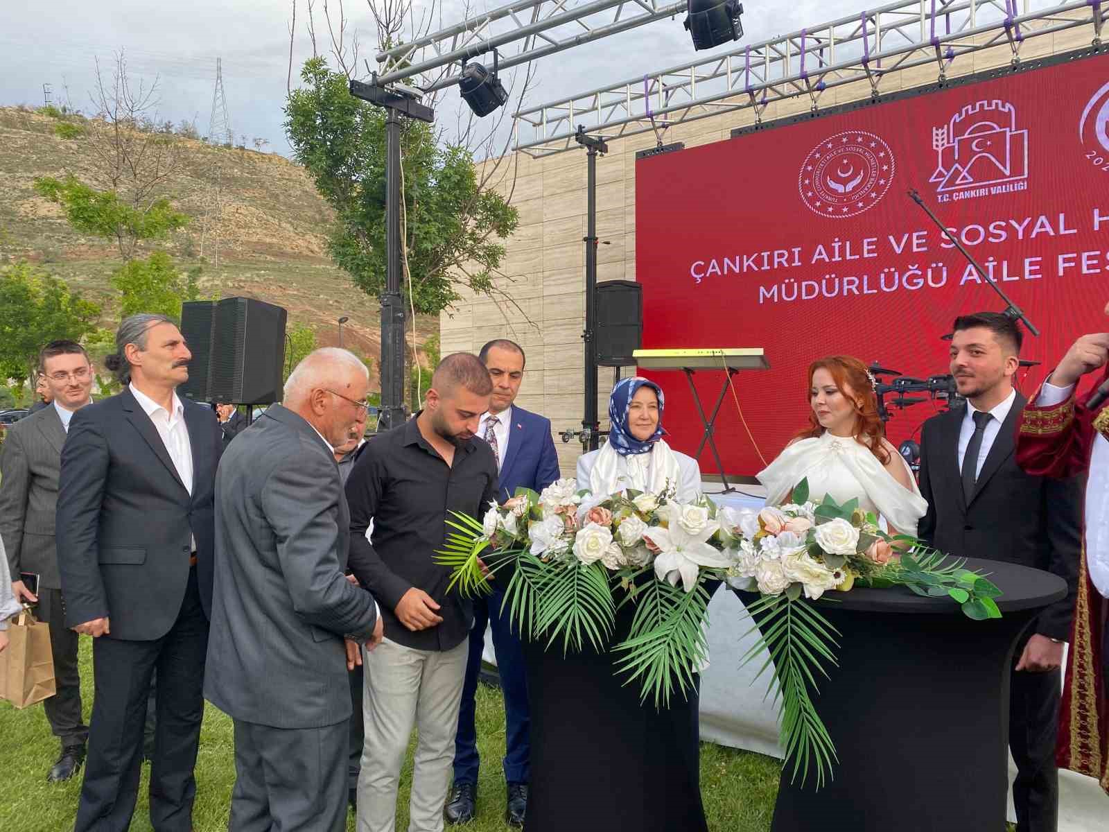Devlet desteğiyle evlendiler, nikah şahitleri Bakan Yardımcısı Yenigün oldu
