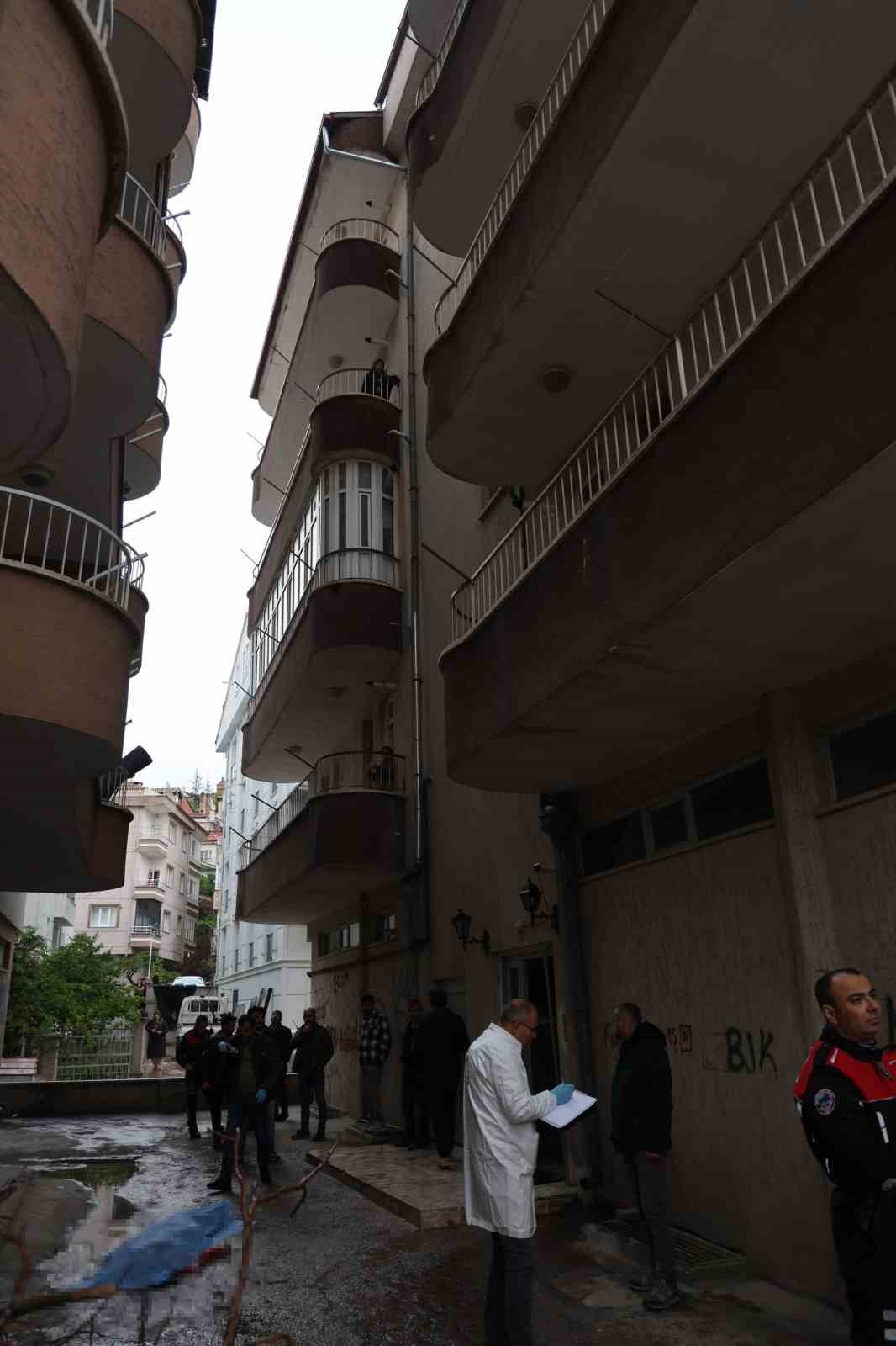 Balkondan düşen kadın hayatını kaybetti
