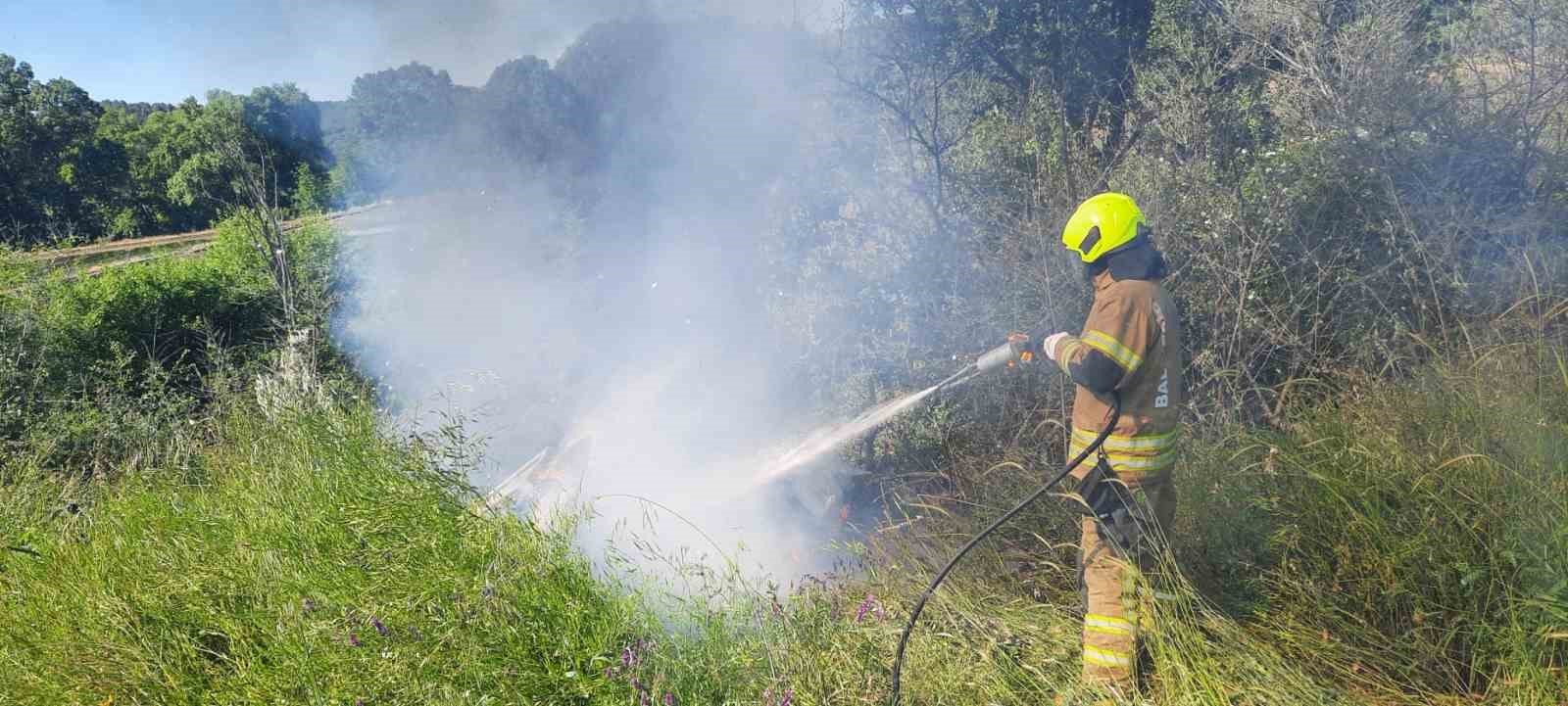 G&ouml;nen Denizkent-Biga yolunda ara&ccedil; yangını
