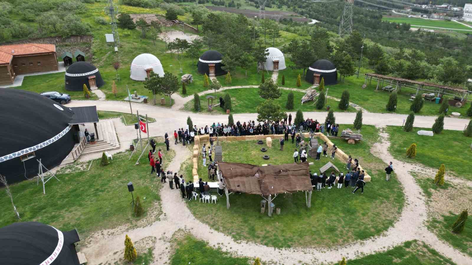 Liseler arasındaki ok savaşları yarışması renkli g&ouml;r&uuml;nt&uuml;lere sahne oldu
